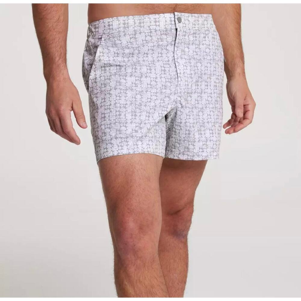 VRST Men's White/Silver Stamped Geo 5" Resort Short Print Size M